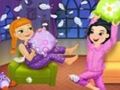 Игра Луд бой с възглавници при нощувка  онлайн