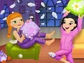 Игра Луд бой с възглавници при нощувка  онлайн