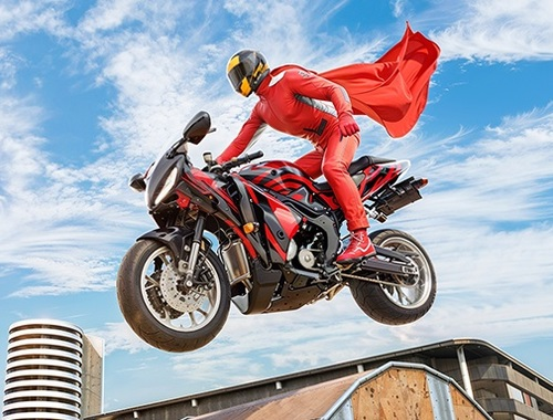 Игра Истински мотоциклет Super Hero каскад 3D  онлайн